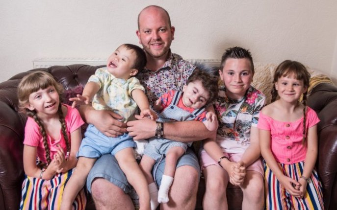 Un bărbat homosexual a adoptat, singur, 6 copii pe care nu-i dorea nimeni, din cauza problemelor de sănătate