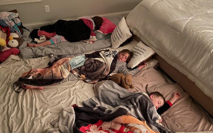 Orfani de mamă dorm pe podea, de doi ani, deși locuiesc cu tata în apartament cu patru dormitoare
