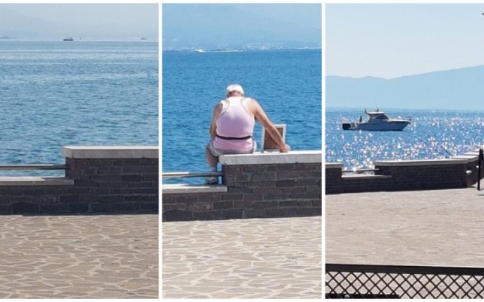 Un bărbat în vârstă stă pe plajă îmbrățișând o fotografie înrămată și plânge - Un străin se apropie pentru a-i asculta povestea