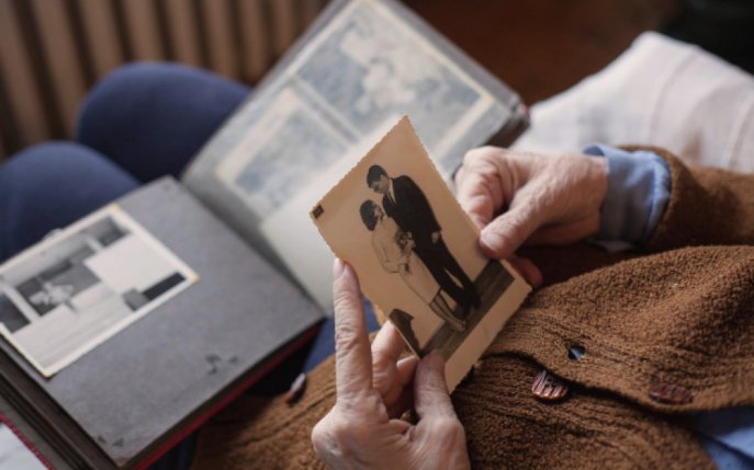 Bătrână se uită, zilnic, la fotografia soțului decedat și observă, după 7 ani, ceva scris de el pe spatele ei