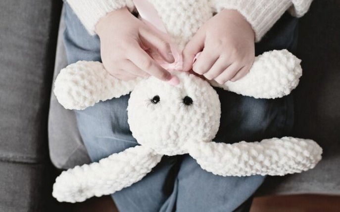 O femeie vede la o fetiță orfană o jucărie tricotată de ea pentru fiica ei, care dispăruse cu 26 de ani în urmă