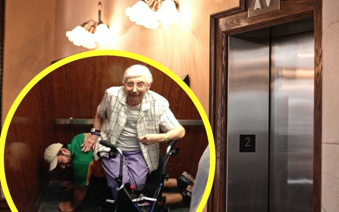 Un tânăr devine "scaun uman" pentru o bătrână slăbită, când rămân blocați în lift