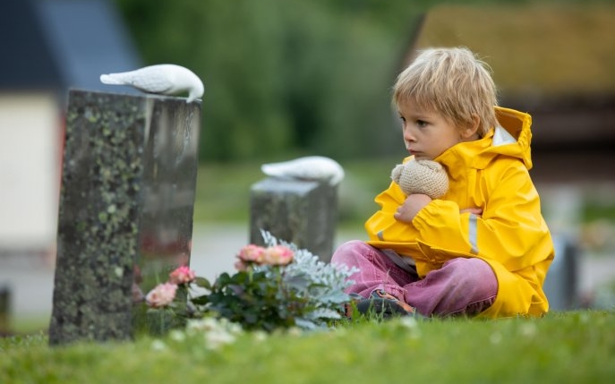 Un băiat plânge la mormântul mamei sale spunând "Ia-mă cu tine" până când a simțit mâna unei femei pe umărul său