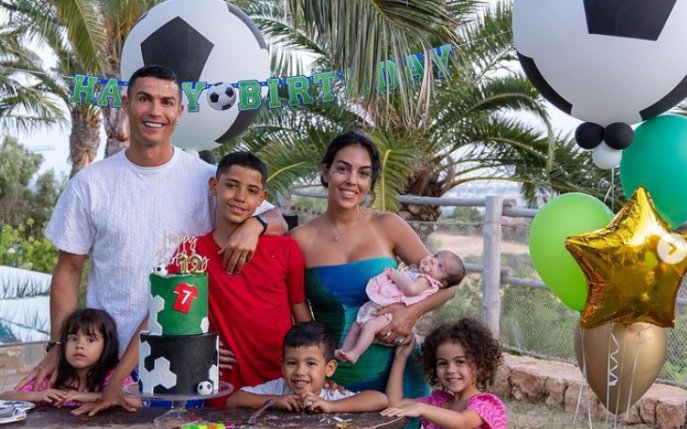 Iubita lui Cristiano Ronaldo a fost criticată pentru felul în care arată după ce a născut. Cine a sărit în apărarea ei