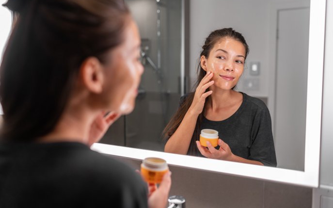 Toate modurile în care mierea de Manuka îți aduce beneficii pielii