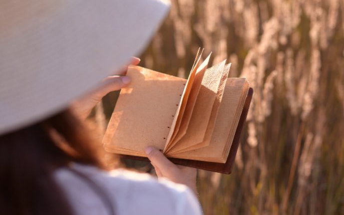 Femeia citește jurnalul soacrei și îi află cel mai întunecat secret, după moartea ei