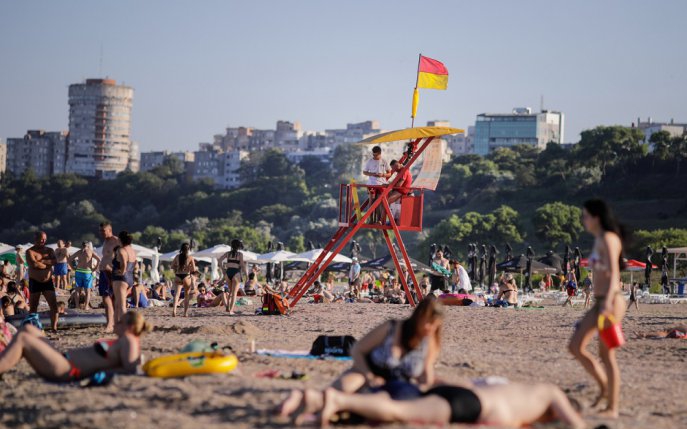 Care este semnificația steagurilor arborate la malul mării