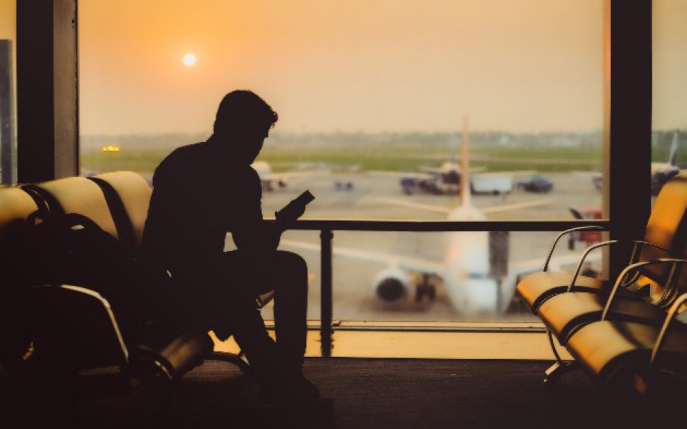 Un bărbat își așteaptă fiul pe care nu l-a văzut de ani de zile la aeroport, nu-l găsește printre pasageri