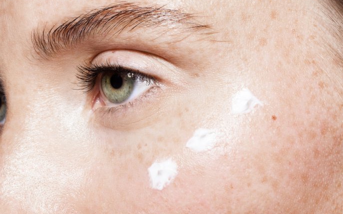 De ce trebuie să ții cont când îti alegi produse cosmetice pentru zona ochilor?