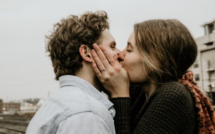 15 bărbați dezvăluie ce înseamnă dacă te sărută la prima întâlnire