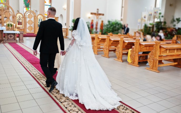 Mirele ajunge în biserică și privește cum mireasa lui se căsătorește cu un alt bărbat