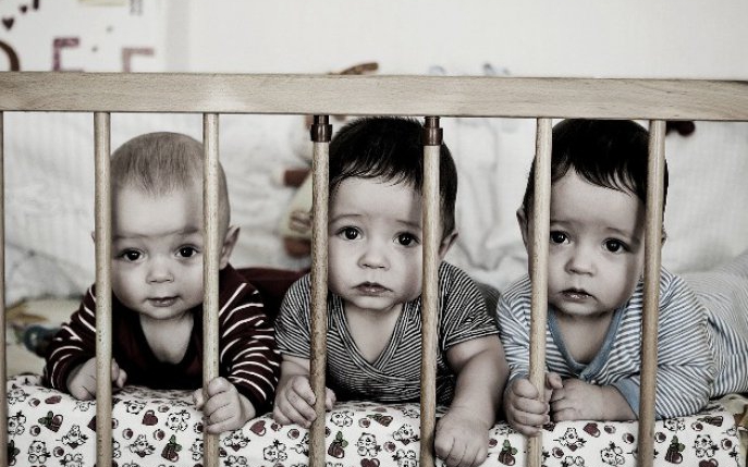 O mamă forțată să-și abandoneze tripleții nou-născuți se întoarce la ei 18 ani mai târziu