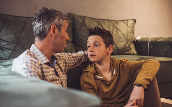 „Curăță-mi pantofii!” Proprietarul unui magazin își aude fiul cum își bate joc de băiatul a cărui bunică lucrează ca femeie de serviciu