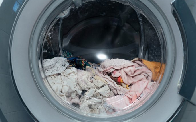 Ce se întâmplă dacă lași hainele în mașina de spălat prea mult timp