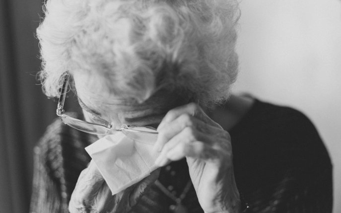 O bătrână a apărut neinvitată la nunta nepoatei sale și a fost izgonită și jignită pentru hainele umile pe care le purta