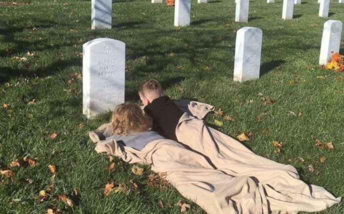 Doi frați vizitează pentru prima dată mormântul tatălui și îi povestesc despre viața lor fără el