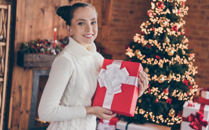 Cum să-i surprinzi plăcut pe cei dragi de sărbători: idei de cadouri cu care mergi la sigur