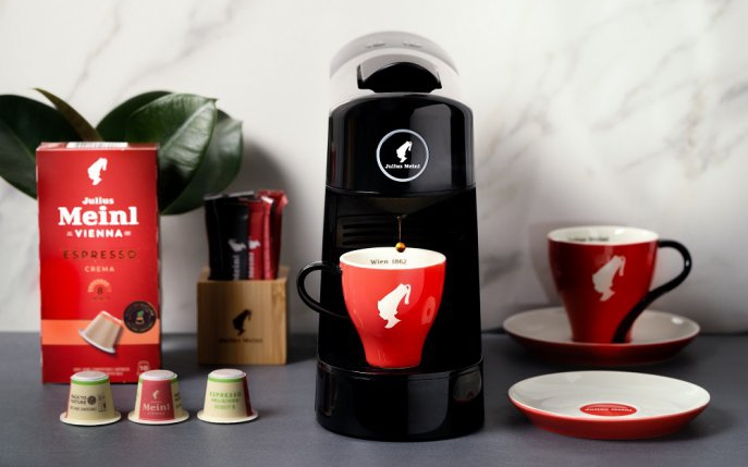 Începe ziua cu o cafea cu gust desăvârșit, în capsulele Julius Meinl 100% biodegradabile și compostabile domestic, compatibile Nespresso®