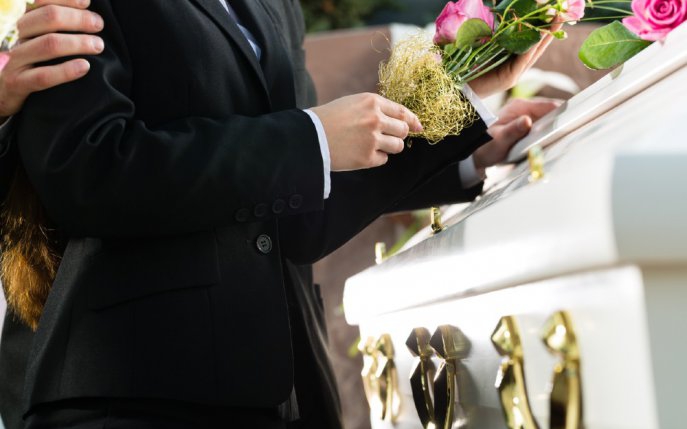 Un bărbat a avut parte de șocul vieții lui când, la înmormântarea soției lui, a văzut-o pe femeia iubită lângă sicriu