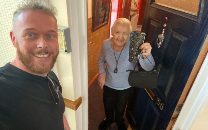 Un tânăr de 37 de ani i-a returnat geanta cu bani unei bătrâne de 93 de ani și au devenit cei mai buni prieteni