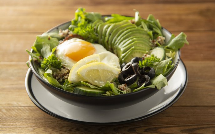 Aperitivul perfect: salata de avocado cu ou și ceapă