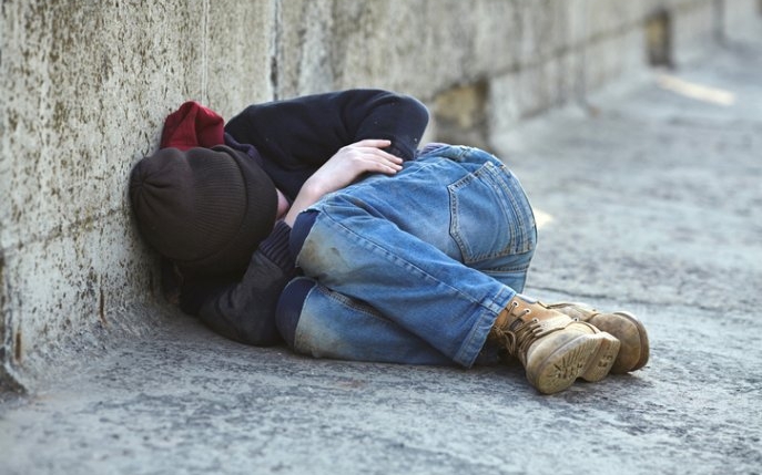 O femeie adoptă un băiat care dormea pe trotuar, mama biologică apare abia 14 ani mai târziu