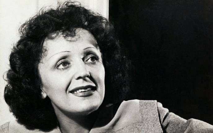 A crescut într-un bordel, dar a ajuns o legendă. Află tumultuoasa poveste de viață a lui Edith Piaf