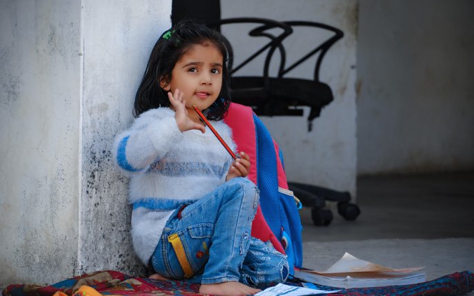 Un străin generos a văzut o fetiță de 6 ani făcându-și temele pe stradă, lângă tatăl ei care muncea. Viața li s-a schimbat radical din acel moment