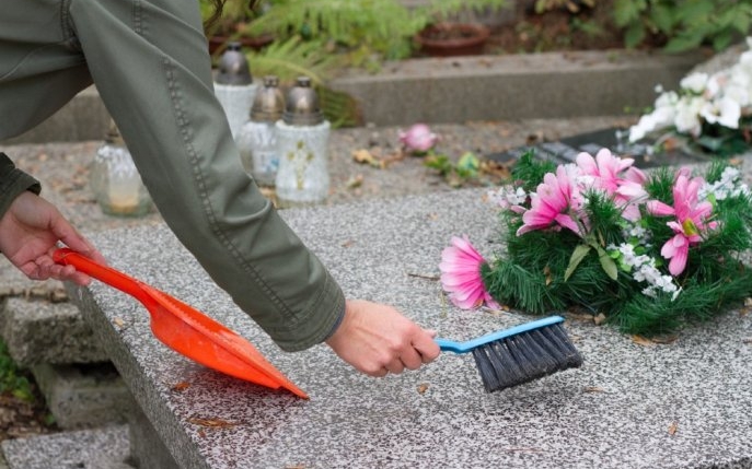 Omenia nu ține cont de vârstă! Un tânăr student și o femeie pensionară merg zilnic la cimitir și curăță mormintele abandonate ale soldaților