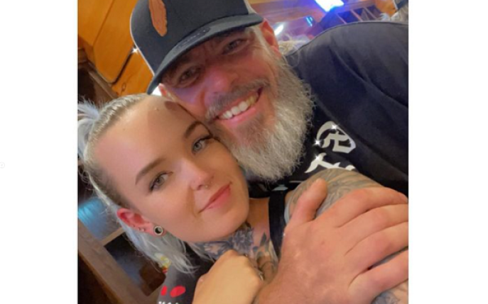 O femeie a spus că s-a căsătorit cu tatăl ei vitreg și a scandalizat internetul. „A fost cea mai bună decizie pe care o puteam lua”