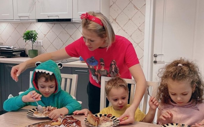 Cum arată casa Mirelei Vaida! Vedeta a ales să-și crească cei trei copii aproape de natură și departe de agitația orașului