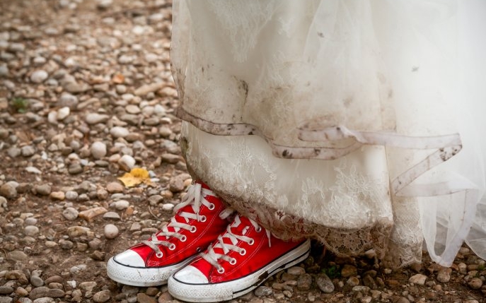 O femeie și-a ars rochia de mireasă după ce a divorțat de soțul ei