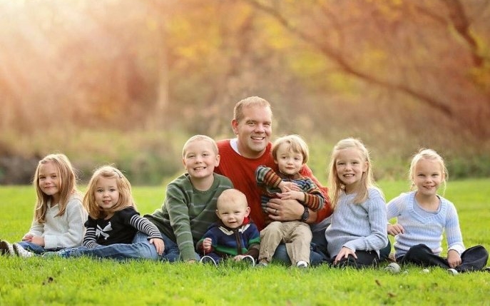 Un bărbat a fost părăsit de soție după ce unul din copii lor a fost diagnosticat cu cancer. Bărbatul își crește singur cei 7 copii