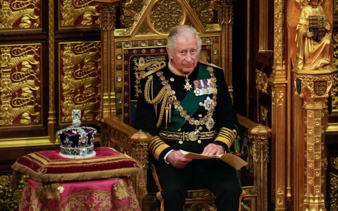Regele Charles va purta robele bunicului său la încoronare. Ce ținută a pregătit Camilla, viitoarea regină consoartă