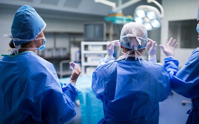 O tânără din Iași a ajuns la spital crezând că este însărcinată. Medicii au descoperit că avea o tumoare de 11 kilograme