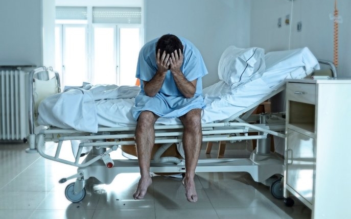 Un bărbat s-a trezit din comă după 19 ani și a aflat ca soția și copilul său au ajuns în stradă, după ce au fost îndepărtate de familie