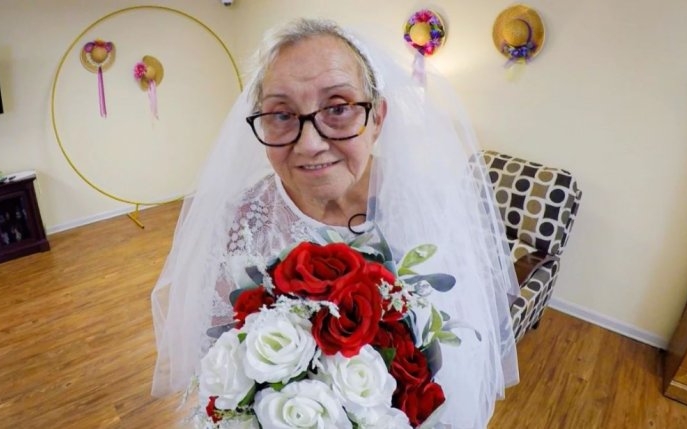 O femeie de 77 de ani s-a căsătorit cu ea însăși! „Am fost doar eu cu mine timp de 40 de ani și nu am avut nevoie de nimeni altcineva"