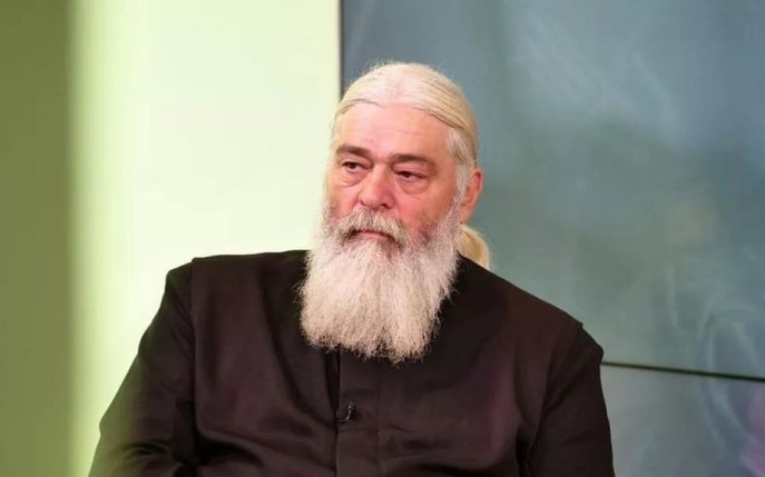 Părintele Calistrat le cere mirilor să doneze bisericii o parte din câștigul de la nuntă. "L-ați luat pe Dumnezeu de prost, el e ultimul fraier?"