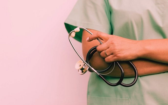 Viața bate filmul! O mamă a absolvit facultatea de medicină din Iași alături de fiul ei