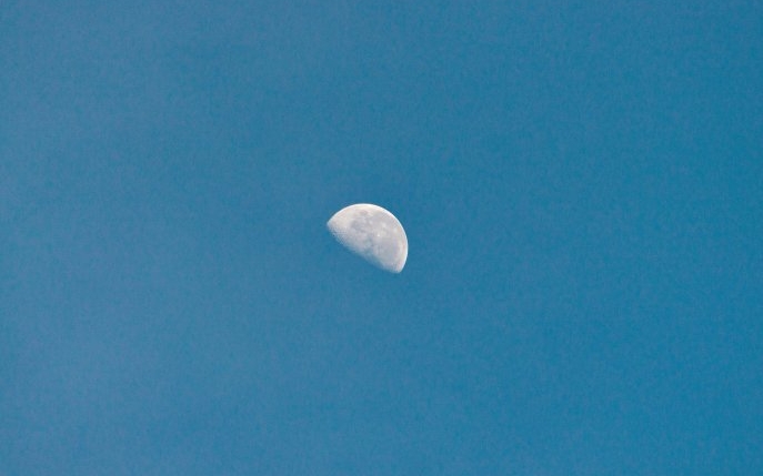 Interesant de știut! De ce se poate observa, cu ochiul liber, Luna pe cer și în timpul zilei