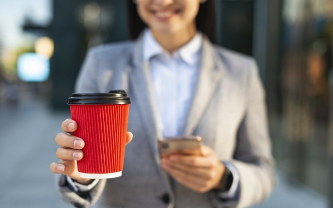 Riscul la care te expui zilnic! Ce se întâmplă în organism dacă bei cafea din pahare de plastic?