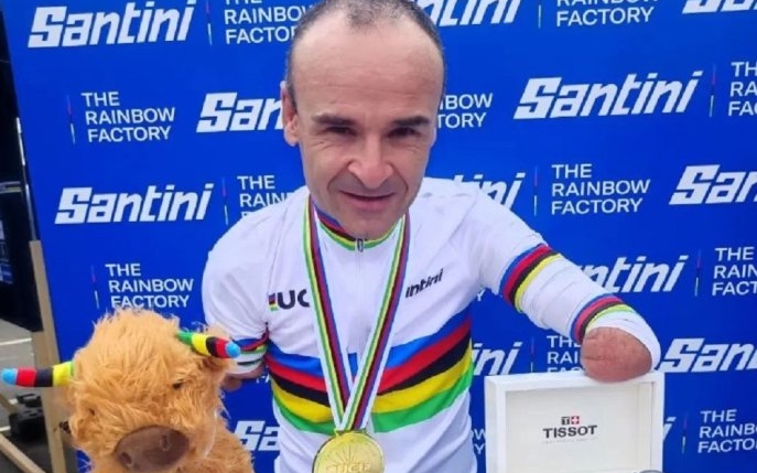 Cel mai nepotrivit premiu al ultimilor ani? Un ciclist paralimpic fără ambele mâini a primit două ceasuri
