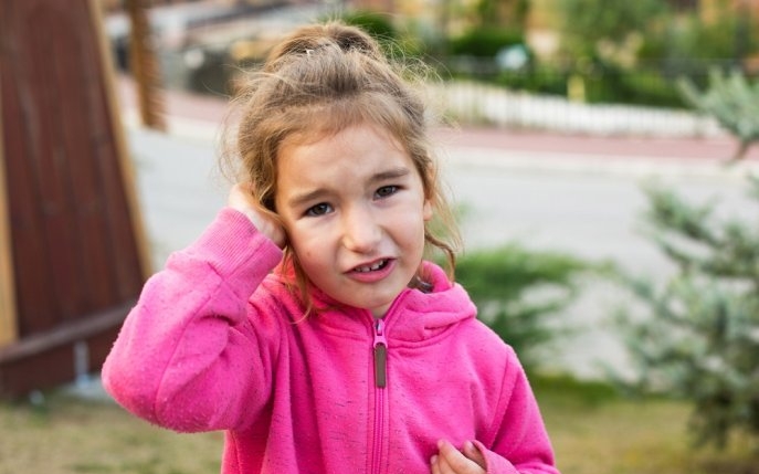 Se întâmplă în România! O fetiță cu dizabilități nu mai aude după ce un hoț i-a furat aparatul auditiv în timpul vacanței în Eforie