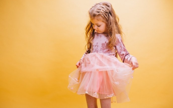 Care sunt cele mai frumoase culori pentru rochițele pentru fetițe?