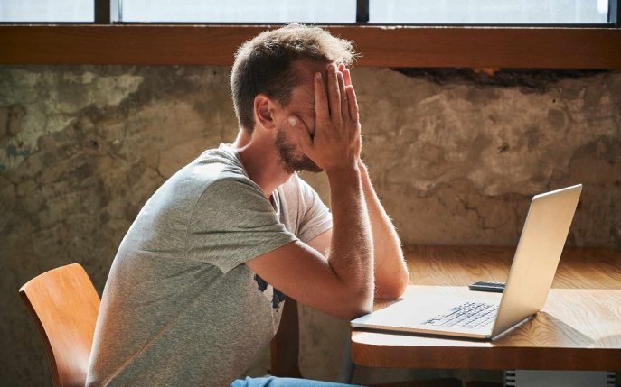 Un bărbat care avea 2 joburi pentru a întreține casa află că partenera lui de viață de 10 ani este milionară