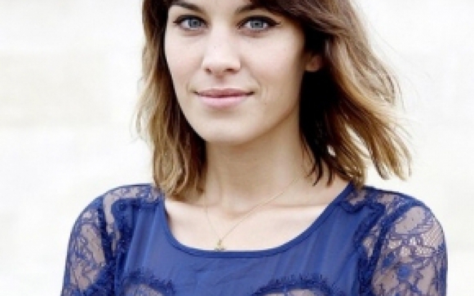 Invata de la Alexa Chung sa aplici regula less is more