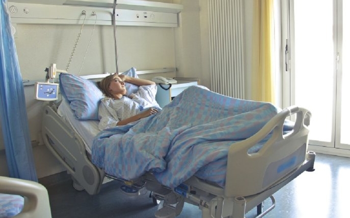 O adolescentă a ajuns la spitalul din Vaslui acuzând dureri menstruale. Presată, a recunoscut că a născut în secret și a aruncat bebelușul în haznaua din curte