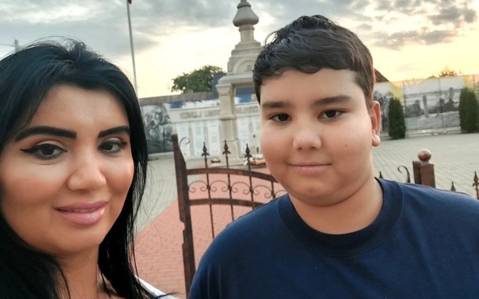 Adriana Bahmuțeanu îl atacă dur pe Silviu Prigoană, care ar refuza un tratament pentru copilul cel mic. "Fiul meu se află în acest moment la granița dintre sănătate și boală"