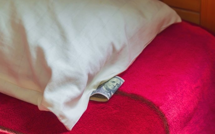 Ce să pui sub pernă când dormi ca să te îmbogățești