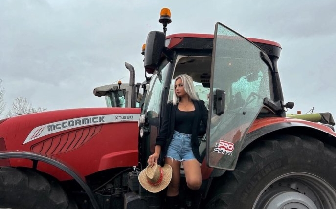 Andreea este frumoasă și delicată ca o Barbie, dar conduce tractorul mai bine ca un bărbat. Povestea tinerei din Botoșani care s-a visat de mică tractoristă